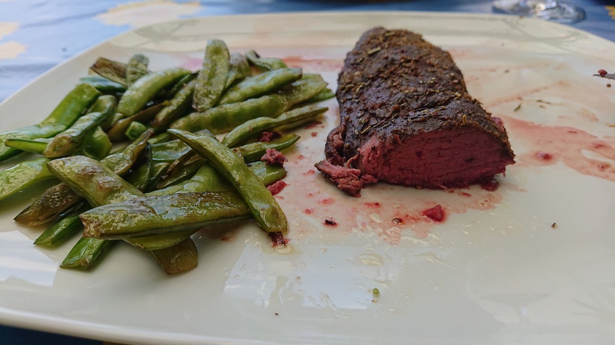 Rehrücken auf dem Knochen gegrillt – KRAUTJUNKER Rehrücken auf dem Knochen gegrillt – KRAUTJUNKER