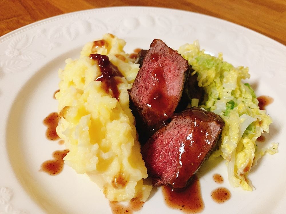 Alpine Winterküche: Rehmedaillons mit Rahmwirsing und Kartoffel ...